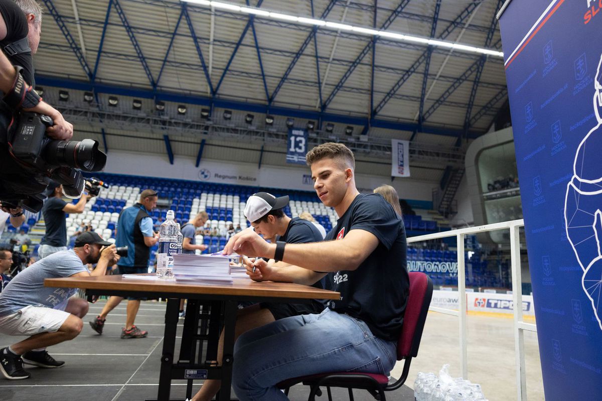 Filip Mešár počas autogramiády v Poprade.