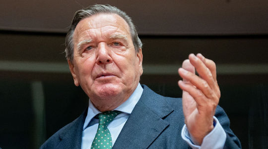 Nemecký exkancelár Schröder opäť pod paľbou kritiky: Dôvodom je účasť na recepcii ruskej ambasády