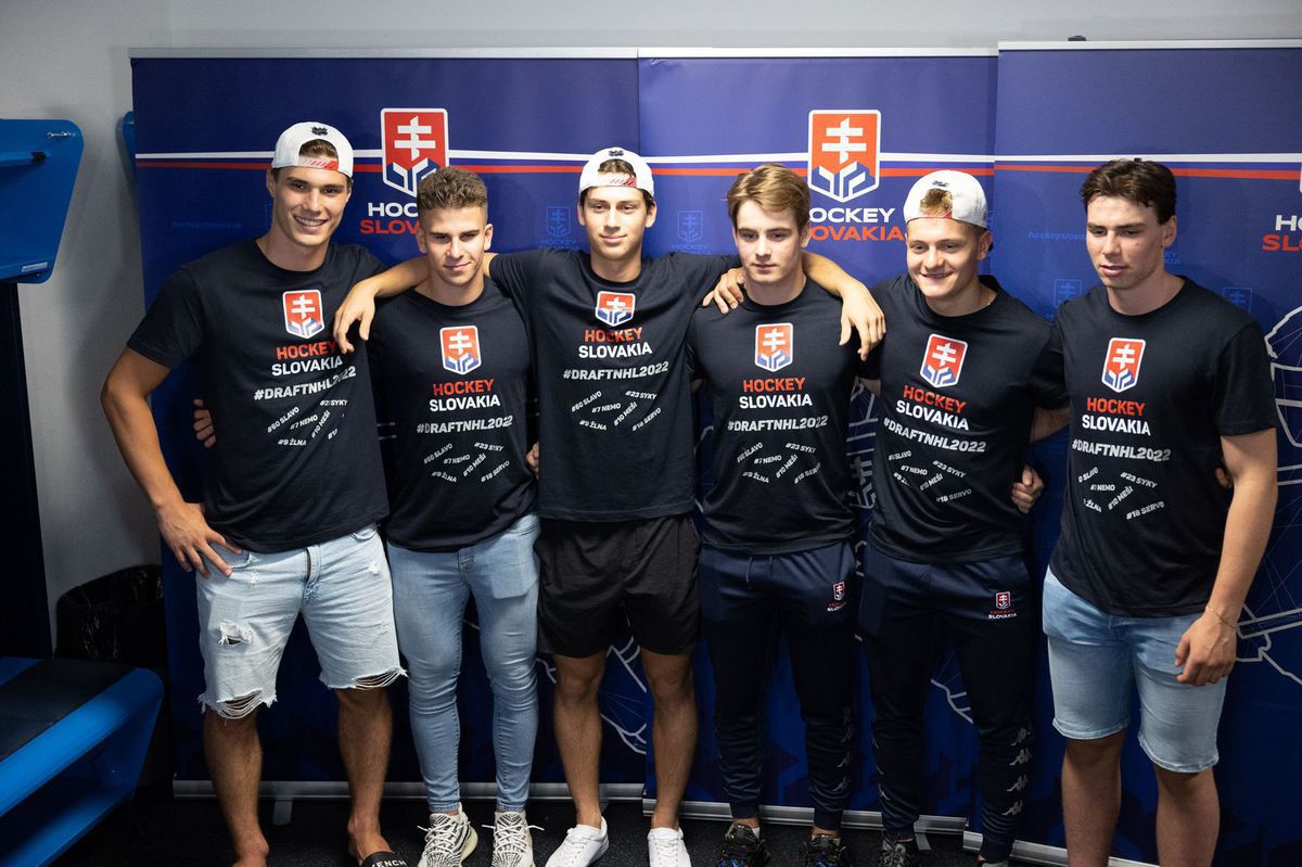 Šesť draftovaných - zľava Juraj Slafkovský,...