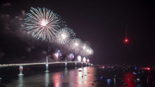 Ohňostroj osvetľuje oblohu nad novopostaveným...