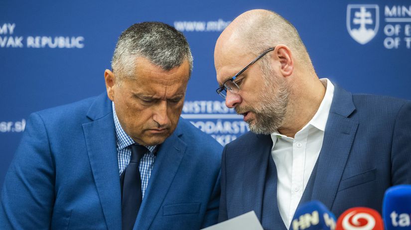 Na snímke zľava generálny riaditeľ Slovenského...