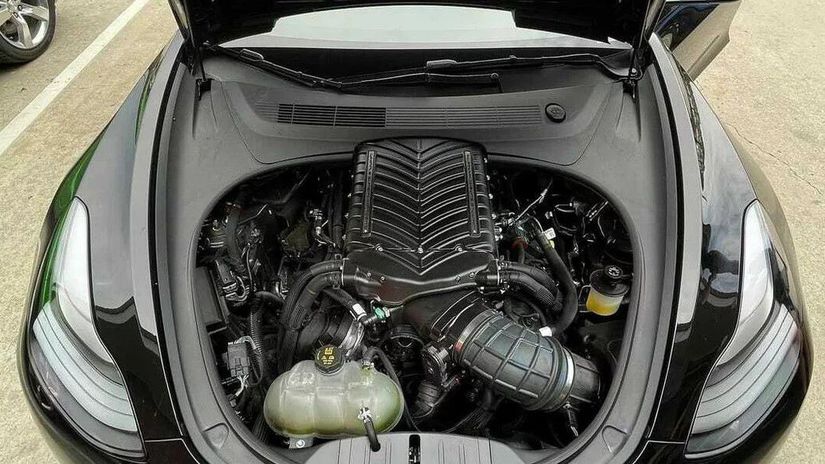 Osemvalec Coyote z Fordu Mustang pod kapotou...