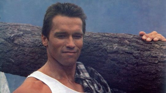 Arnold Schwarzenegger vo filme Komando.