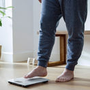 váha, hmotnosť, obezita, tepláky, mužské nohy