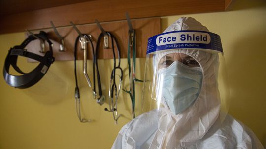 Analýza mRNA vakcín proti C0VID-19 bude stáť asi 350 000 eur. 361 lekárov a farmaceutov sa dištancovalo od tvrdení Kotlára