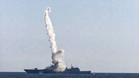 Rusko vyzbrojuje jadrové ponorky hypersonickými strelami Zirkón