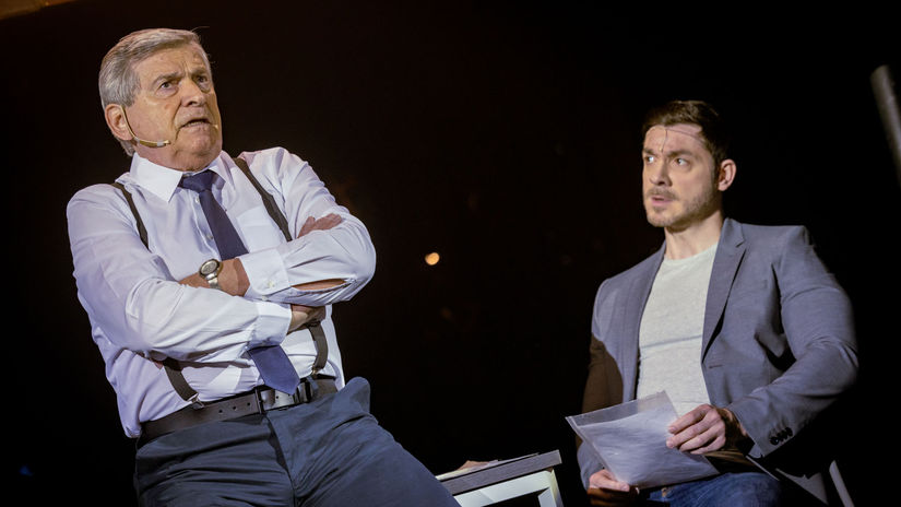 Ján Mistrík (vľavo) v predstavení The Bodyguard.