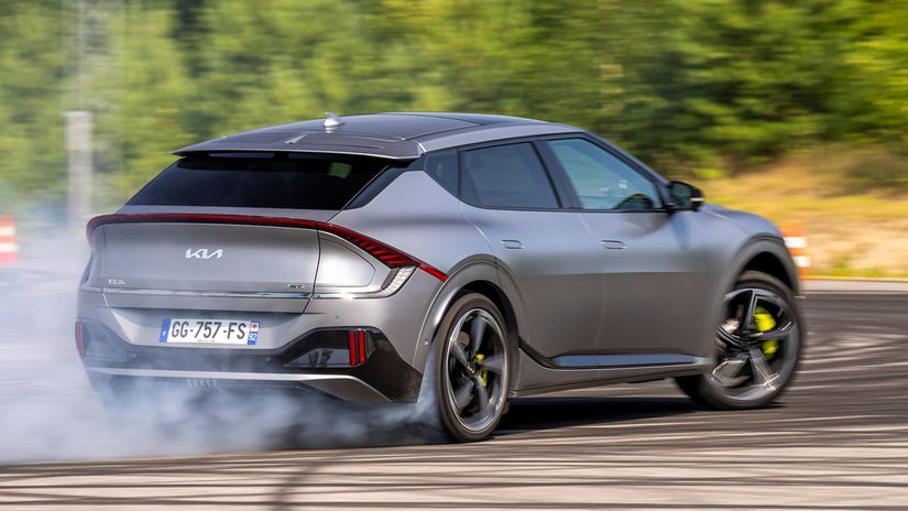Aerodynamický tuning neobišiel ani zadnú časť...