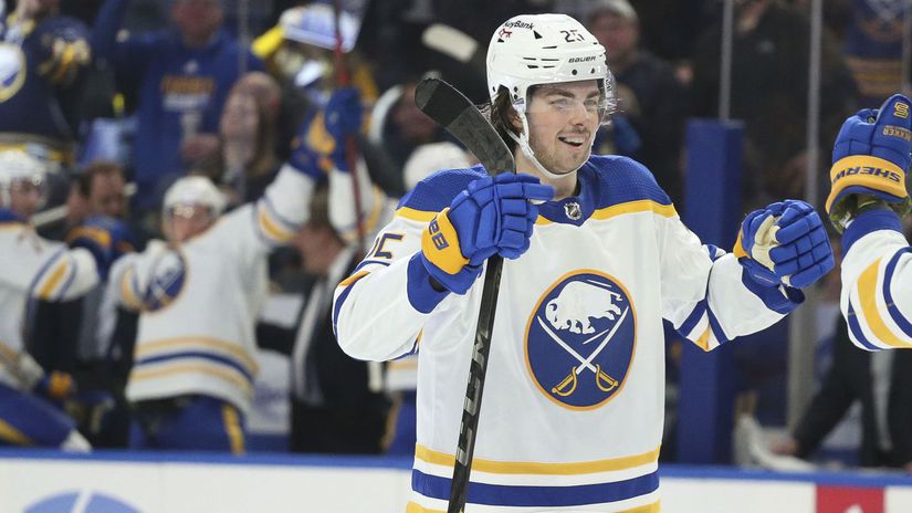 1. Owen Power (Kan.), obranca, 19 rokov...