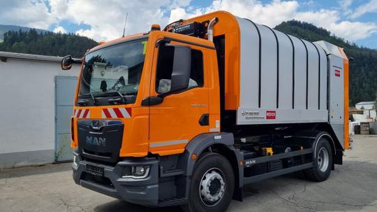 Nové auto na zber odpadu.