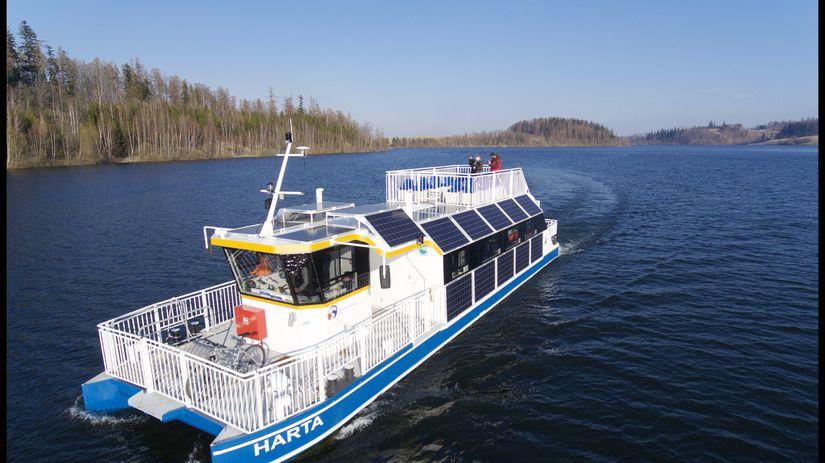 Elektrická loď premávajúca na priehrade Slezská...