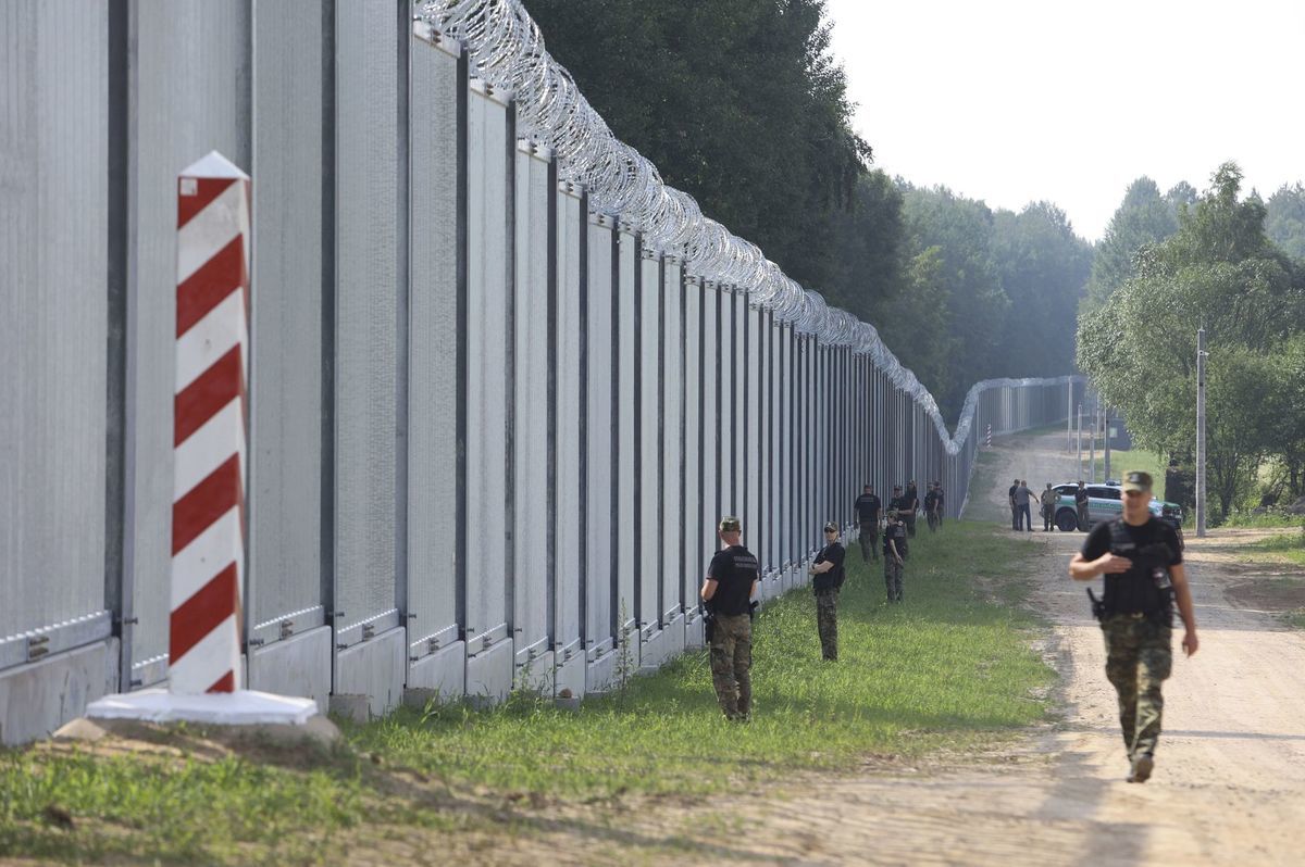 Poľskí pohraničníci hliadkujú pri plote na...