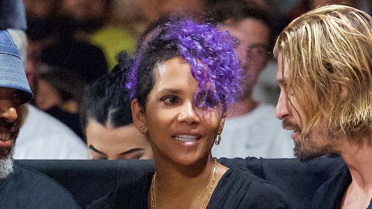 Halle Berry na aktuálnom zábere s fialovou...