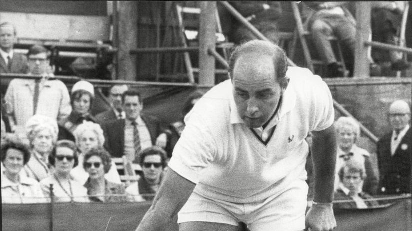 Bob Hewitt, austrálsky tenista, ktorý neskôr...