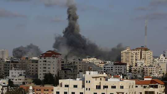 Izrael pri nálete na Gazu zabil popredného teroristu, militanti odpálili 100 rakiet