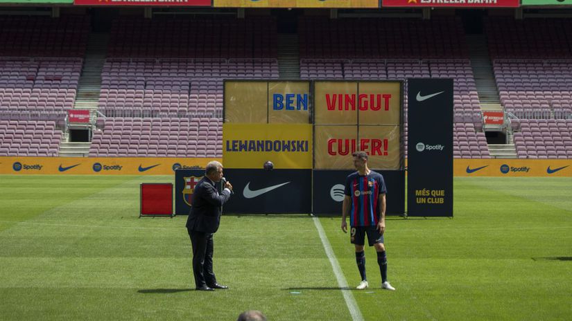  Robert Lewandowski a prezident klubu Joan...