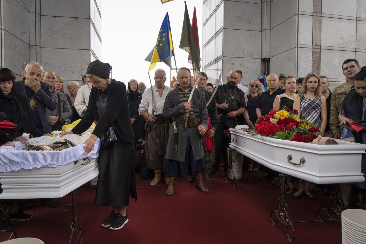 Priatelia a príbuzní dávajú posledné zbohom...