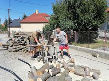 Aj v Nadliciach si chystajú drevo na zimu svojpomocne.