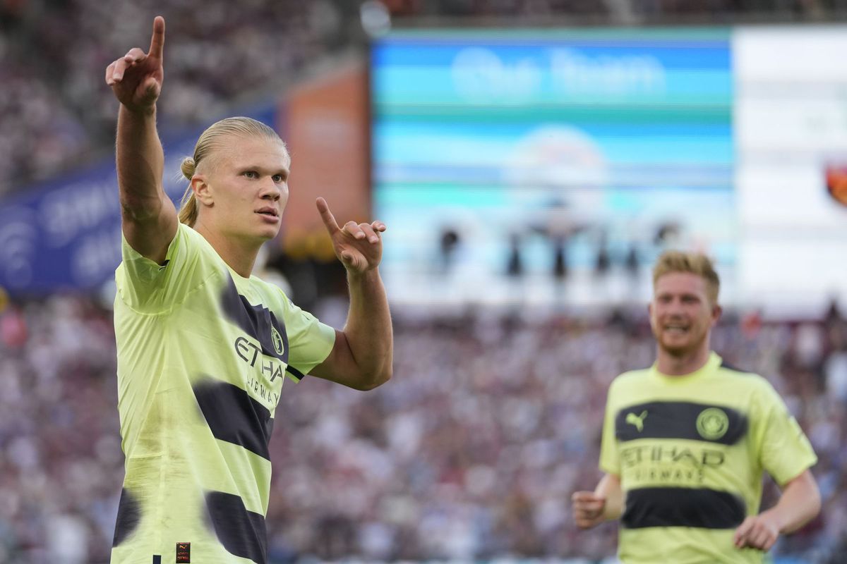 Erling Haaland z Manchestru City sa teší z gólu...
