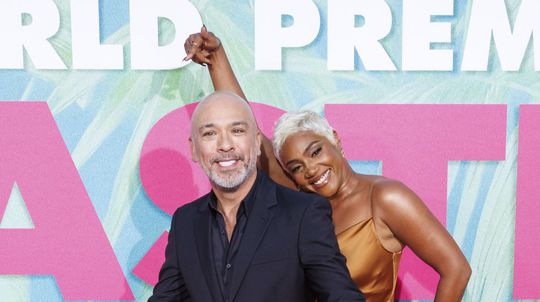 Herec a komik Jo Koy a jeho kolegyňa Tiffany...