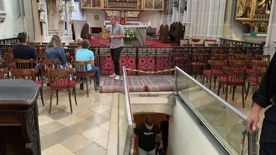 Hneď pred hlavným oltárom Dómu sv. Alžbety je...