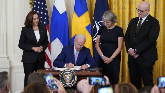23. áno. Biden podpísal vstup Fínska a Švédska do NATO