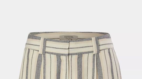 Dámske prúžkované šortky Comma, predávajú sa za...