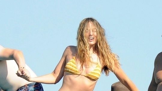 Herečka Margot Robbie skáče v spoločnosti...