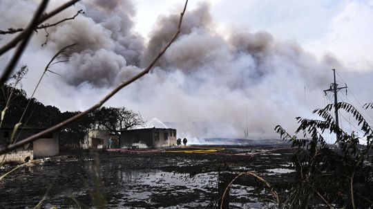 Kubánski hasiči majú požiar v ropnom sklade po takmer týždni pod kontrolou