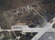 ONLINE: Satelity ukazujú poničené letisko na Kryme