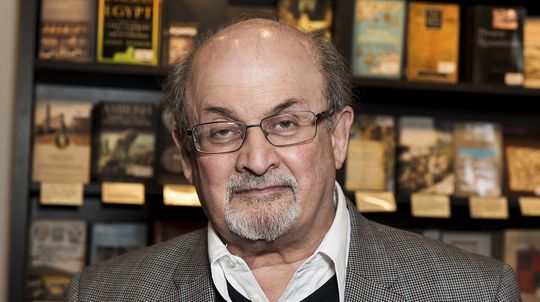 Spisovateľa Rushdieho napadli pri vystúpení v New Yorku
