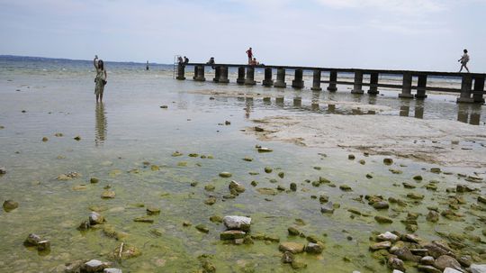 Žena si robí selfie na polostrove Sirmione pri...