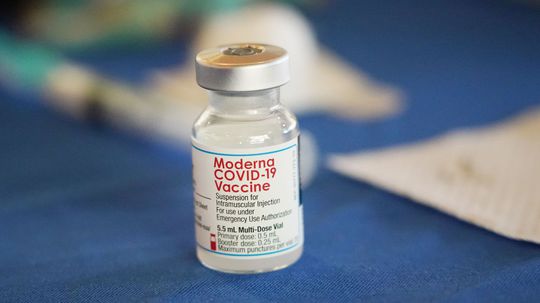 Eurokomisia schválila vakcínu od Moderny prispôsobenú novým variantom covidu