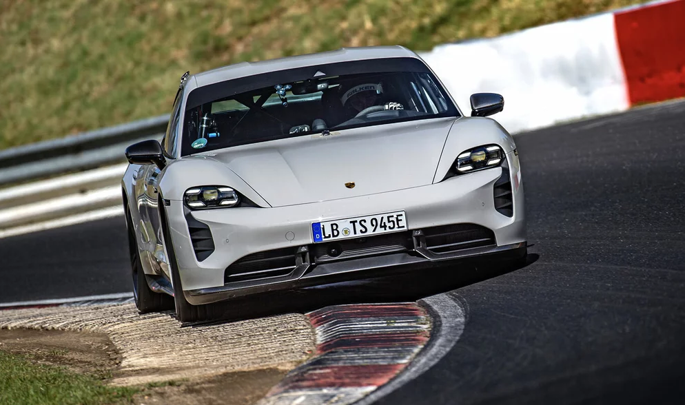 Rekordnú jazdu absolvovalo Porsche s len mierne...