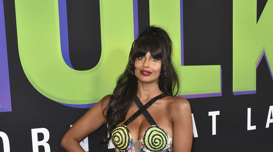 Moderátorka Jameela Jamil na premiére seriálu...