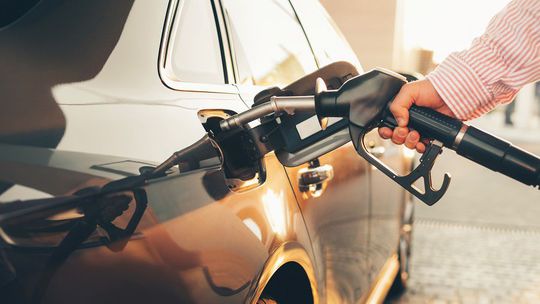 Slovensko má nižšie ceny palív vďaka lacnejšej rope