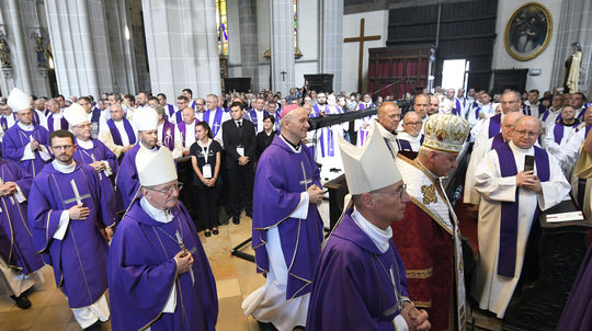 Na snímke uprostred bývalý trnavský arcibiskup...
