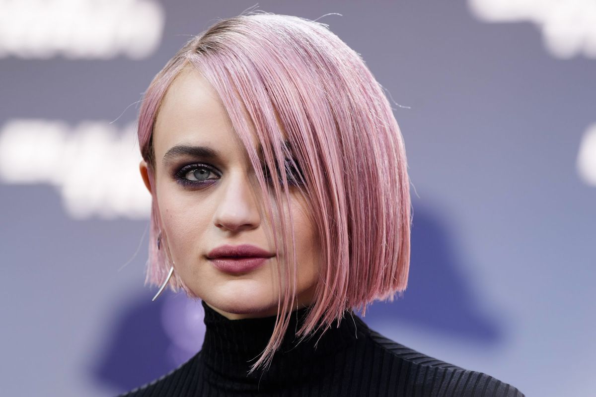Herečka Joey King s naružovo tónovanými vlasmi...