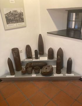 Expozícia dobovej munície v múzeu venovanom...
