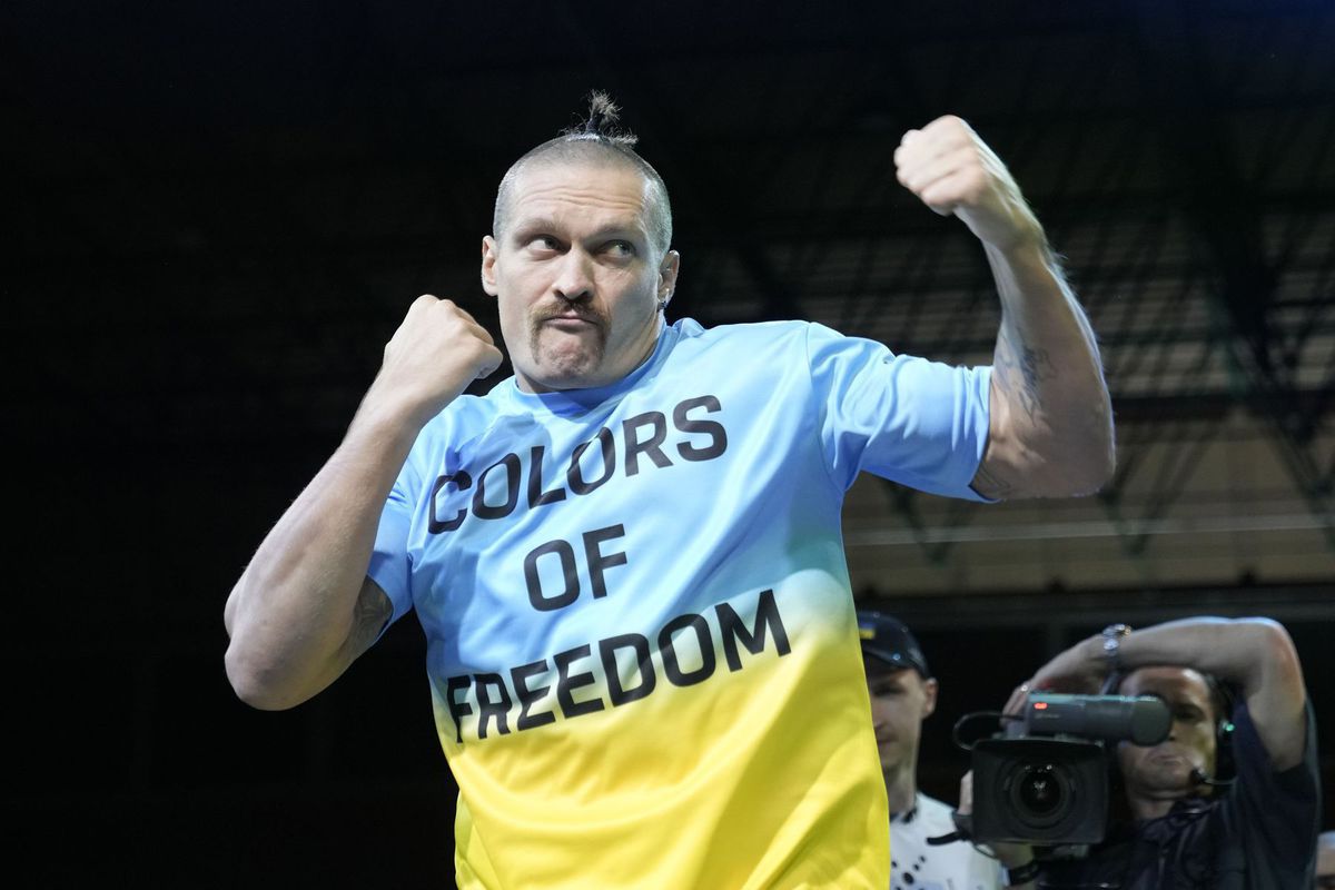 Oleksandr Usyk v tričku pripomínajúcom...