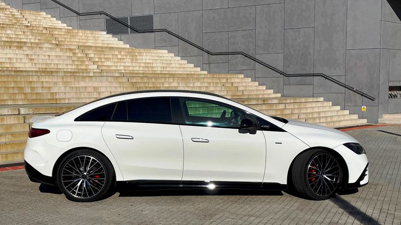 EQE 43 AMG obúva už v základe 21-palcové disky...