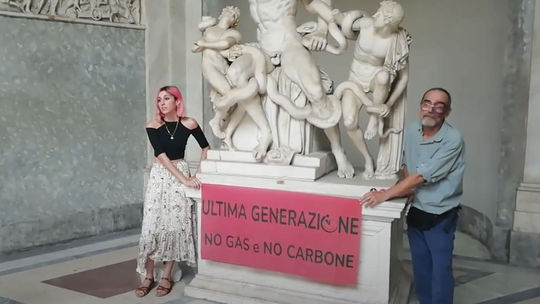 Klimatickí aktivisti sa prilepili k soche Laokoóna vo Vatikánskych múzeách