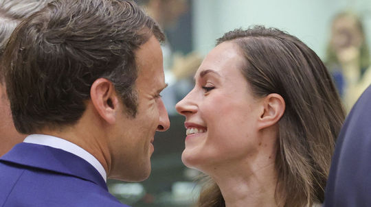 Fínska premiérka Sanna Marinová s francúzskym...