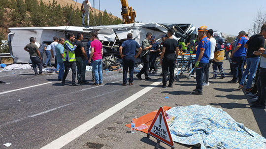 Pri dvoch vážnych dopravných nehodách zomrelo v Turecku najmenej 32 ľudí