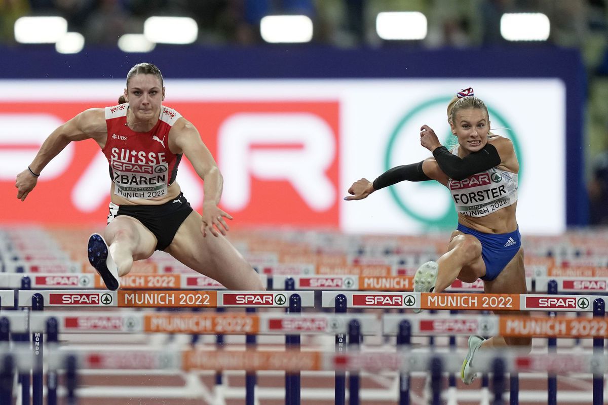 Viktoria Forster a Noemi Zbarenová v rozbehoch...