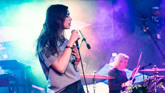 Speváčka Dua Lipa na koncerte v v roku 2016....