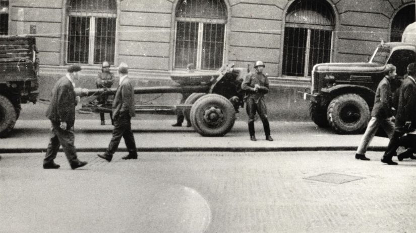 Sovietski vojaci v Bratislave po vpáde vojsk...