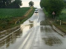 Extrémne počasie udrelo na Záhorie, platí najvyššia výstraha pred povodňami. Vyše polovica Česka je už červená