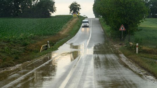 SHMÚ: Supercelárna búrka sa presúva do Banskobystrického kraja