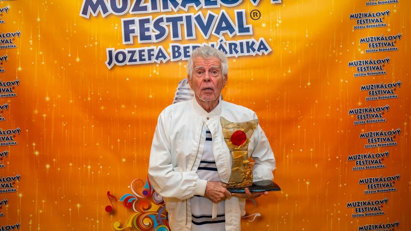 Ocenený zabávač Oldo Hlaváček s festivalovou...